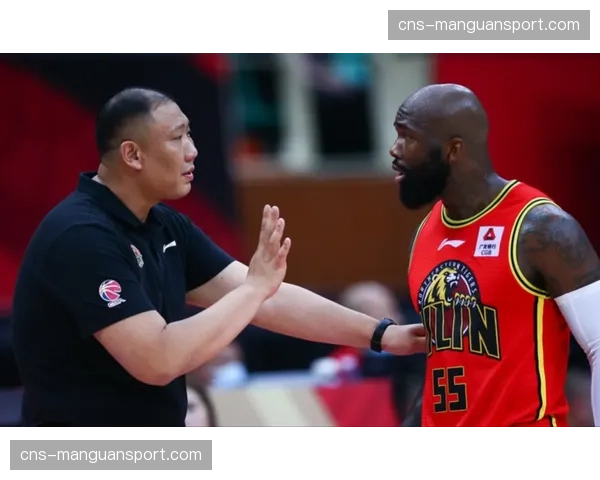 效力CBA第十个年头，吉林队外援琼斯在主场收到纪念版球衣